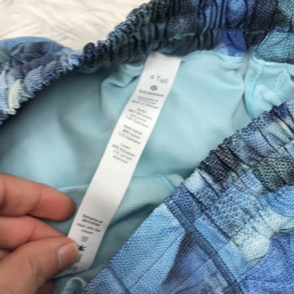 Lululemon Hotty Hot Short II *Long 4" City Shadow Alpine White Multi / Blue Glow - Picture 3 of 7
